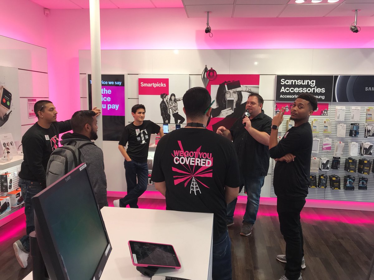 Aliebee95's tweet photo. @Schmobins dropping some major knowledge to our team! @OVJafet @Randy_E_Tam @MercedesBadara1 #MagentaEveryday #MountainViewMagic https://t.co/MuI3C88qzh