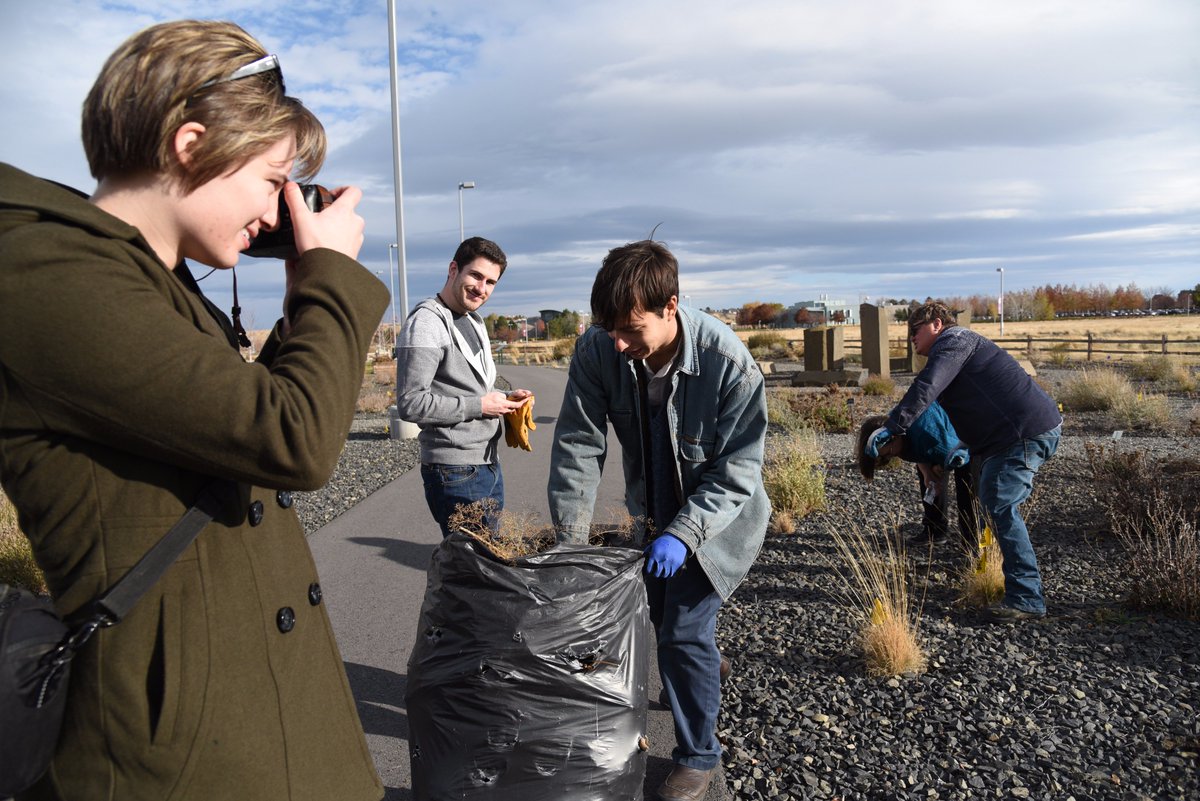 WSUTriCities's tweet photo. The @WSUTriCities #WineScienceCenter garden got a major refresh today as members of the #WSUTCEnvironmentalClub, #WSUTCCompassChristianClub & other campus community members pulled weeds, removed debris and more. All part of #ServiceWeek this week on campus! #GoCougs https://t.co/OFelWJo0gl