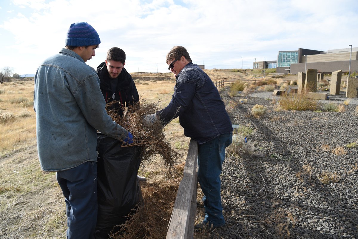 WSUTriCities's tweet photo. The @WSUTriCities #WineScienceCenter garden got a major refresh today as members of the #WSUTCEnvironmentalClub, #WSUTCCompassChristianClub & other campus community members pulled weeds, removed debris and more. All part of #ServiceWeek this week on campus! #GoCougs https://t.co/OFelWJo0gl
