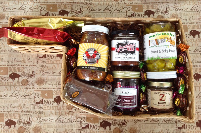 AdventureRoadOK's tweet image. #SmallBusinessSaturday on Nov. 25 || We love all the made-in-Oklahoma goodies at @TheMooreGeneral! This cute shop carries top brands like @BedreChocolate &amp;amp; products from the historic Lovera's Market + tons of other local items. Info: adventureroad.com/destinations/t… #MyAdventureRoad