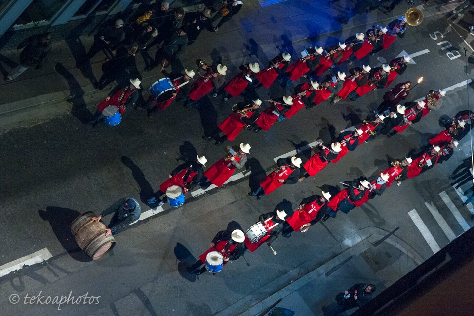 HDelescluse's tweet photo. Le #BeaujolaisNouveau vient de faire son entrée solennelle dans la Presqu'Île à #Lyon . Les tonneaux sont ouverts Place des Terreaux. https://t.co/lqRpWru7sH