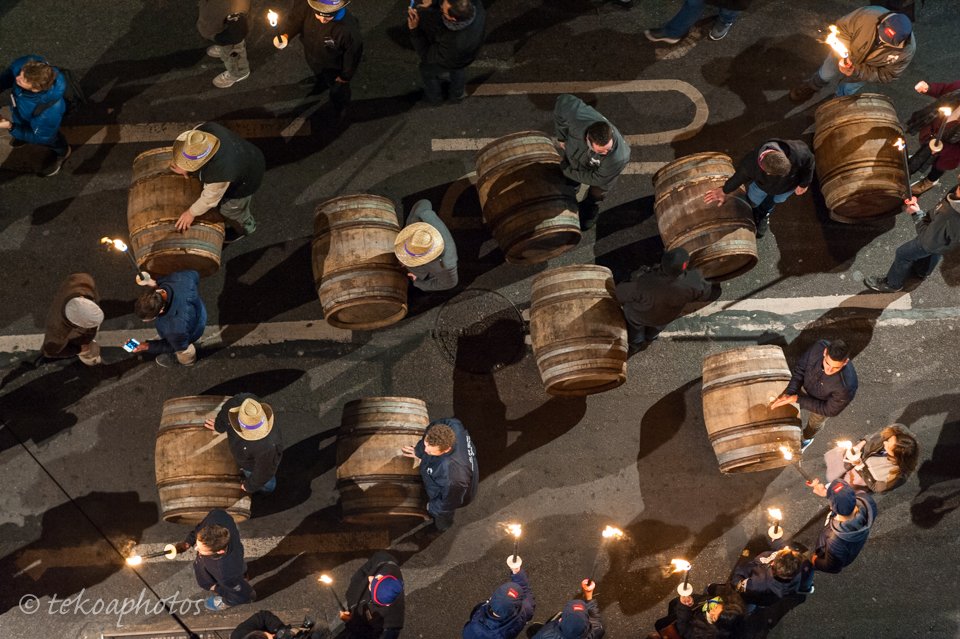HDelescluse's tweet photo. Le #BeaujolaisNouveau vient de faire son entrée solennelle dans la Presqu'Île à #Lyon . Les tonneaux sont ouverts Place des Terreaux. https://t.co/lqRpWru7sH