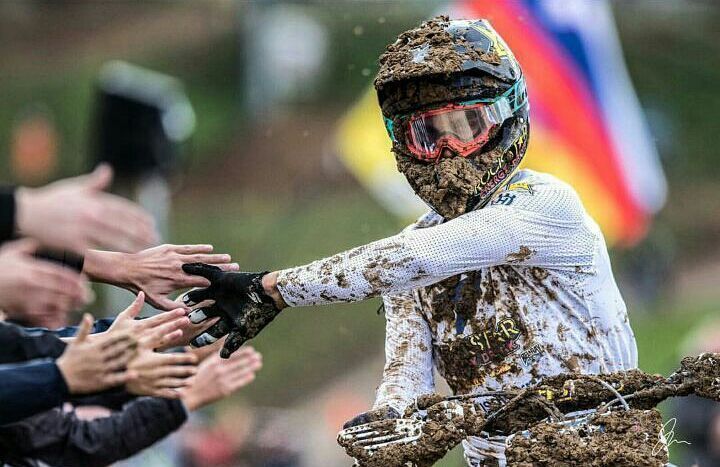 shiftargentina's tweet photo. Siempre cerca 💥 | @gautierpaulin | PH: @lassenceLoic |  #shift #shiftargentina #shiftmx #moto #motocross https://t.co/X4MJZESxRX https://t.co/5519Zo6vXl