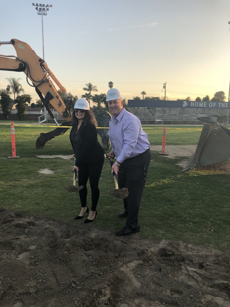 Jenonfields's tweet image. #Braves stadium ground Breaking Ceremony!! #stjohnbosco #astroturf #astrofamily #bestturf #baddeststadiumincali