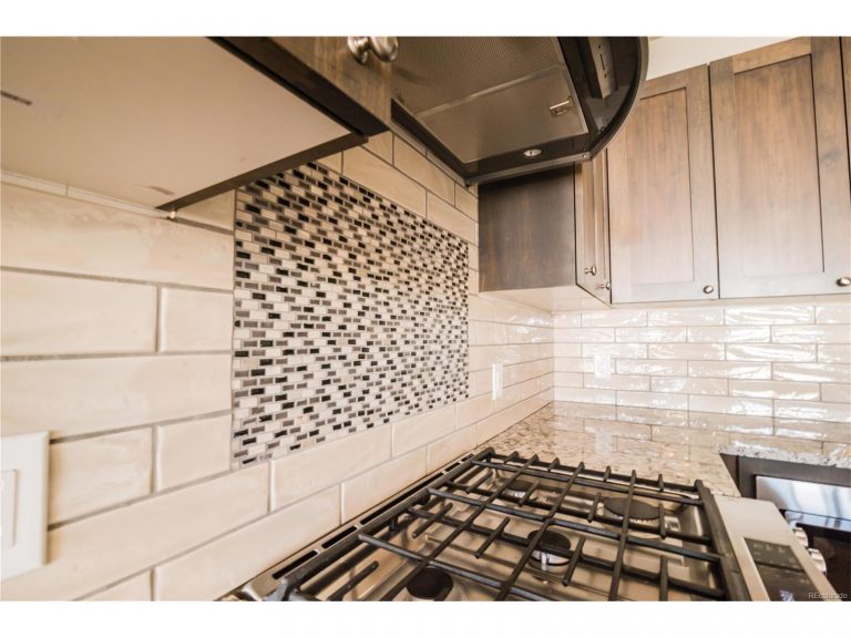 trulia's tweet photo. As far as backsplashes go, subway tile goes the extra mile. Click here for home features people love right now: 
https://t.co/NKqDzKdcZt https://t.co/HGXC5fZ31o