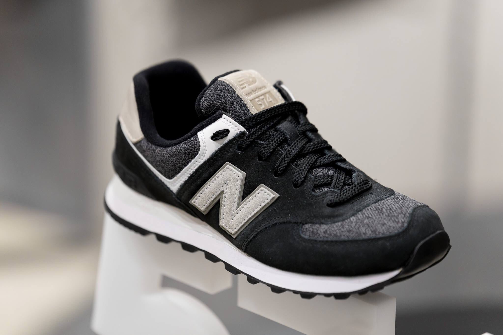 New Balance Colombia on X Ahora los dias en Medellin se viven al mejor EstiloNB Visitanos en nuestra nueva tienda oficial de El Tesoro L 1533 y llevate tus NewBalance
