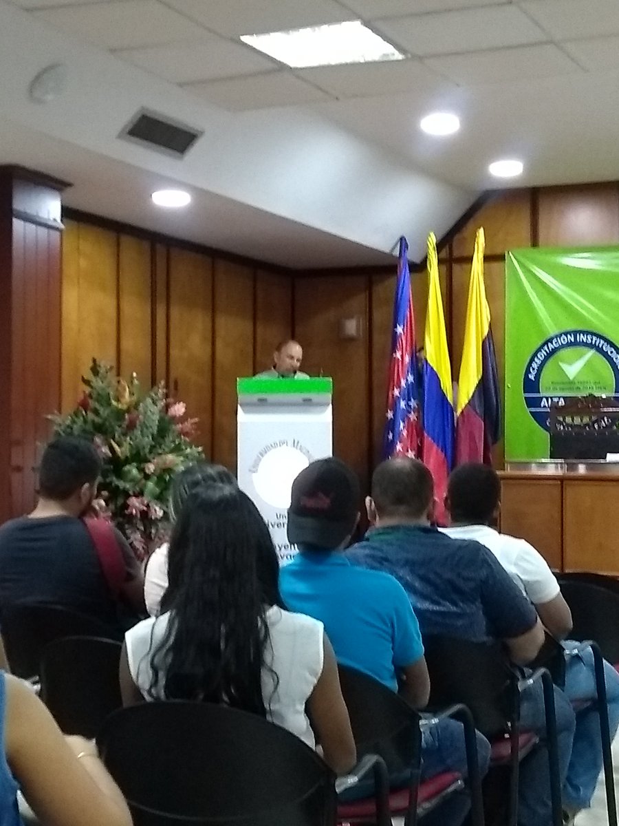 RasineRavelo's tweet photo. En estos momentos Antonio Hernández Gamarra disertando en la X Semana de @EconomiaUnimag @jdeleonacosta https://t.co/6jktYPNpdh