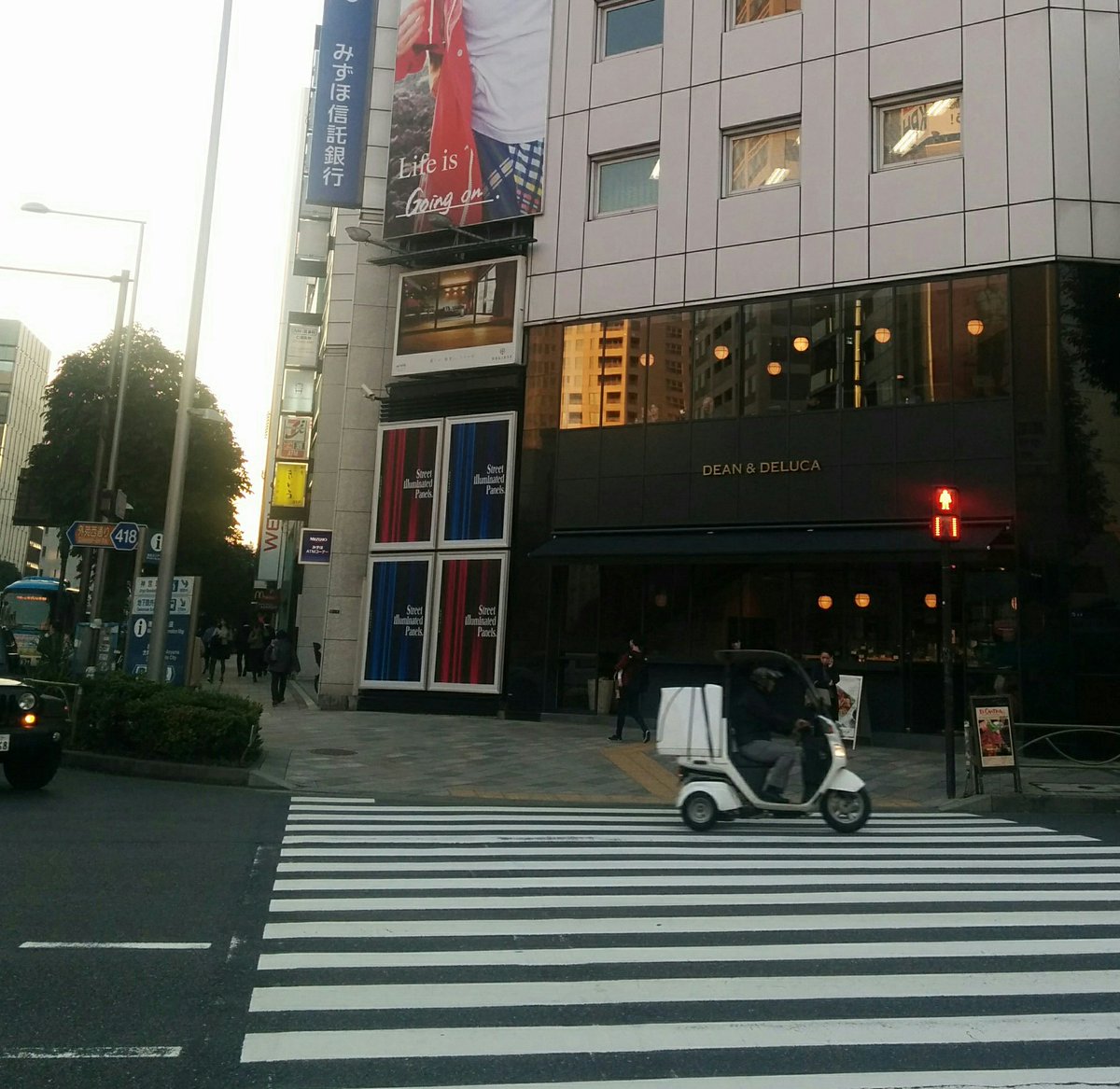 お鯛 きりしまフラワー青山店閉店 狭小店舗の雄で表参道交差点の1坪店舗で営業をしてきたきりしまフラワーが閉店 きりしまフラワーは創業の地からの撤退となる 閉店後は屋外広告塔となっており一坪店舗を有効に使える業態の希少さを物語っている お鯛 きりしまフラワー青山店閉店 狭小店舗の雄で表参道交差点の1坪店舗で営業をしてきたきりしまフラワーが閉店 きりしまフラワーは創業の地からの撤退となる 閉店後は屋外広告塔となっており一坪店舗を有効に使える業態の希少さを物語っている