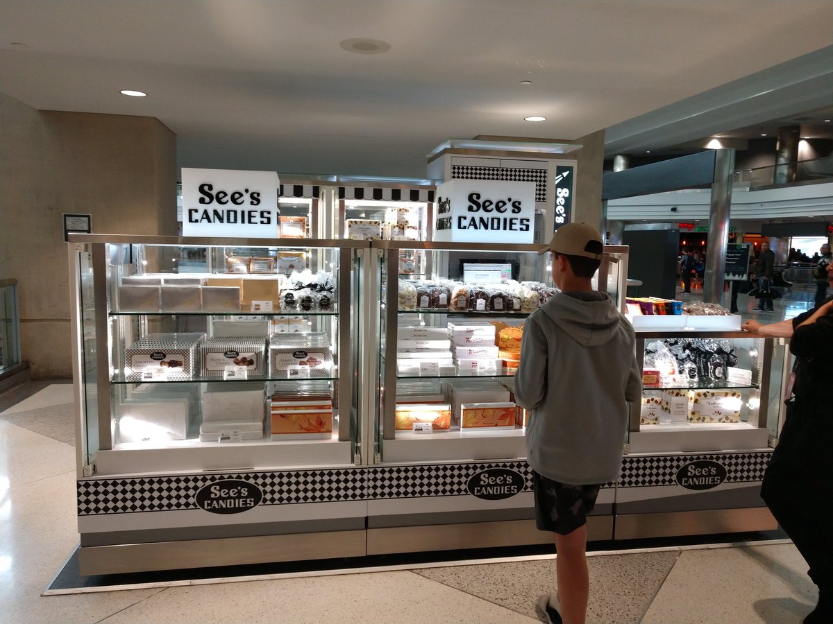 Jules_Atkinson's tweet photo. Aren't you glad I only have 1 1/2 hrs left on my #7HourLayover?! 
After my phone was fully charged, I once again strolled the concourse, looking for aforementioned kiosk. It is no longer here, but this was in it's place. #TradeOffs https://t.co/QUKxqFFsRM