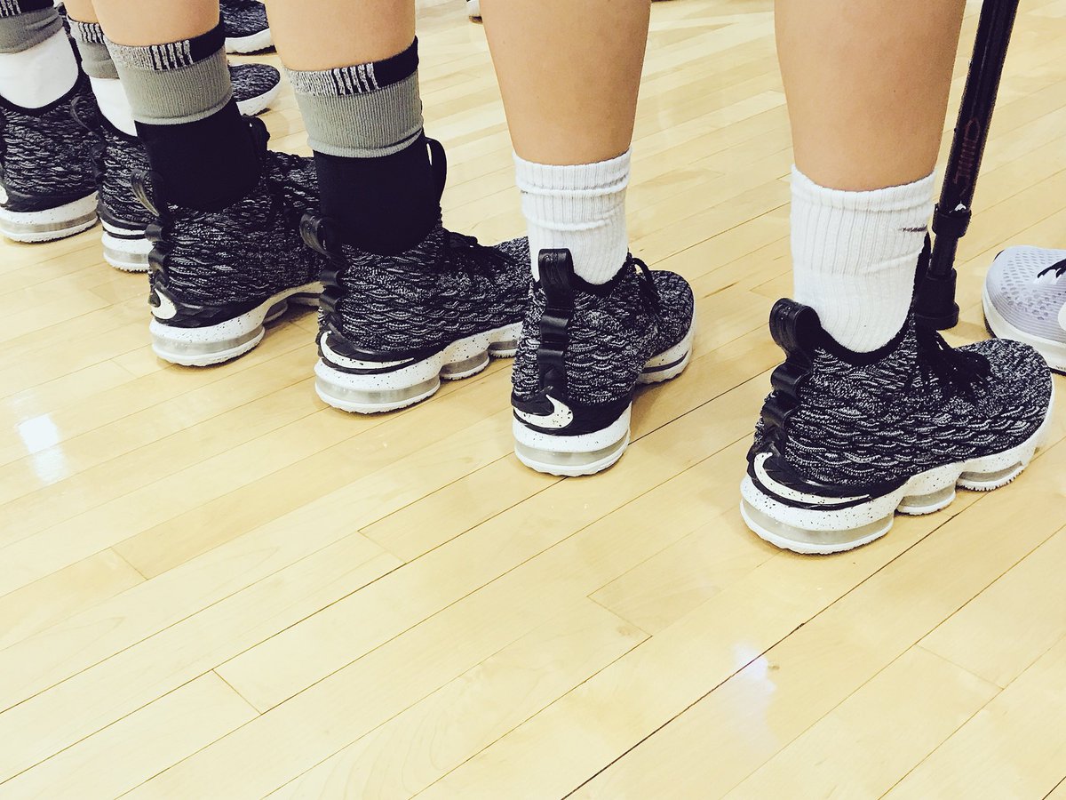 a_pans10's tweet photo. TCU Volleyball reppin @KingJames 👑 https://t.co/B0b7B21Bva