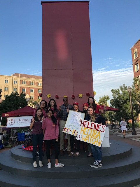 USC AD <a href="/Lynn88Swann/">Lynn Swann</a> visited the @Trojan_Knights and <a href="/USCHelenes/">USC Helenes</a> as they stand guard all week in front of Tommy and Hecuba.

#FightOn | #BeatTheBruins