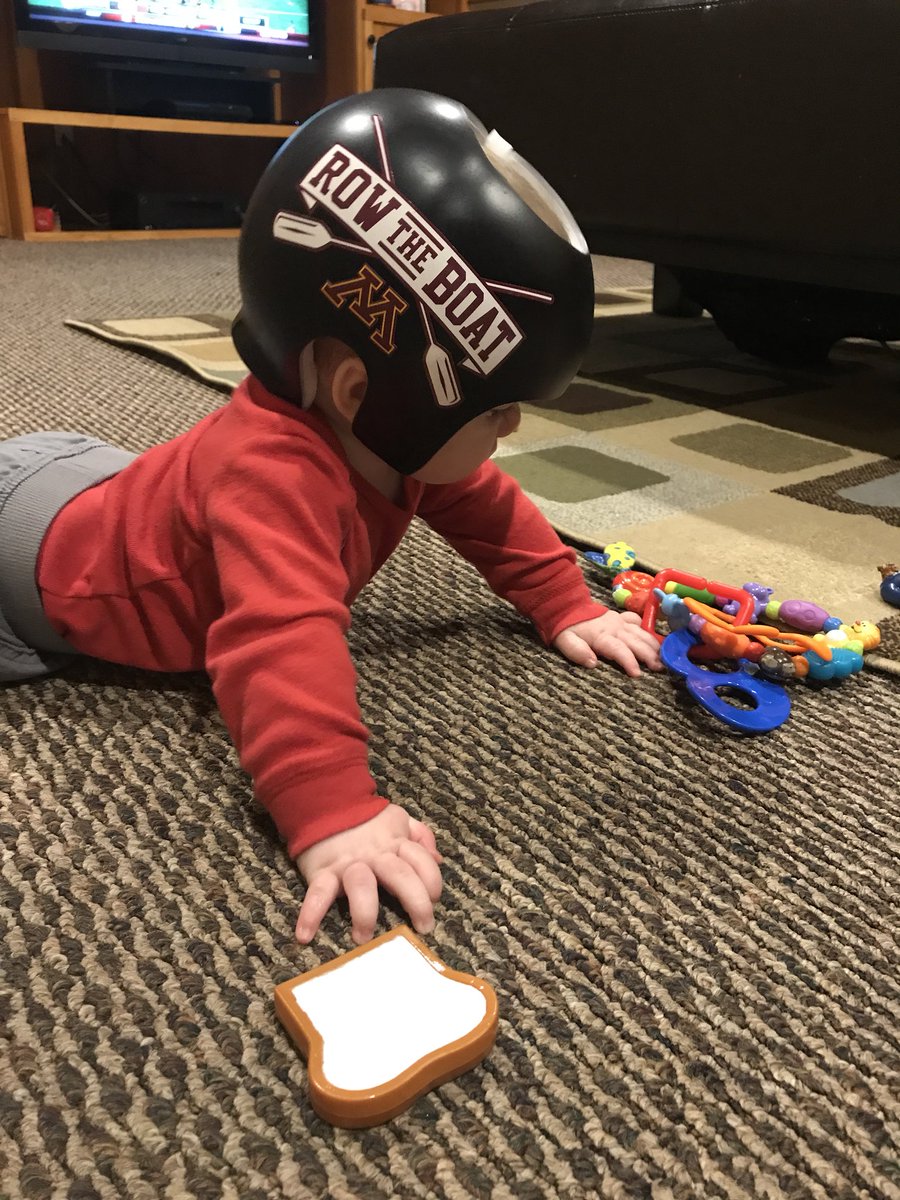 PeteSchneider8's tweet photo. Excited to watch @GopherSports @GopherMBB with my little guy. He sporting his new helmet with #elite decals! #SkiUMah #RTB #fixmyflat https://t.co/AyG85zMQn2