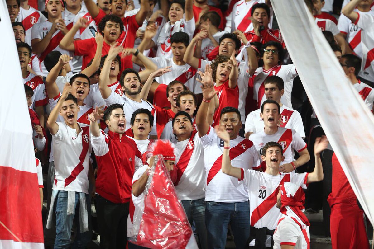 SeleccionPeru's tweet photo. Las barras ya están dando todo de sí. ¡Vamos Blanquirroja! 🇵🇪 https://t.co/1eItBh4Dqe