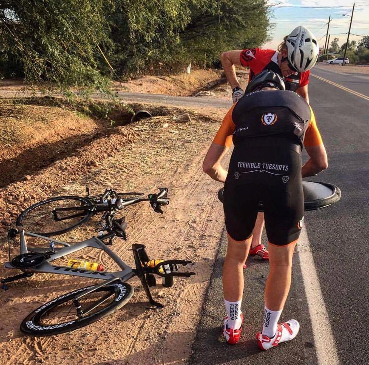 IMTrinews's tweet photo. Via @MikaelNelker Riding the shoulder of Highway 87 filled with pebbles, glass & stray dogs. Had to hitchhike my way back after a second flat. Hope I just ran out of bad luck for a while๐ค๐ผโ ๏ธ๐๐คฏ๐#nelkerstt #imarizona #ironmannews #bacoaching #treksweden #trekbikes #bontrager https://t.co/k5zSgW5EbE
