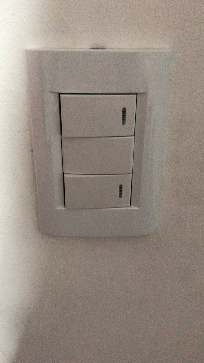 AgnesCozza's tweet photo. Vengo a contarles q yo misma estoy cambiando las cajas del dpto y cdo termino de hacerlo, funcionan 😃💪🏻 #VamoLaPiba #ElectricistaQuienSó #QuienNecesitaUnHombre? #YoNo https://t.co/ImCpNXSOks