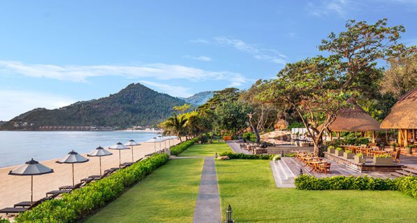 CNTraveler's tweet photo. Looking for your next getaway? Let @LuxCollection guide your journey https://t.co/TX1t3dfo2t #ad https://t.co/4rAzwz0Hwb