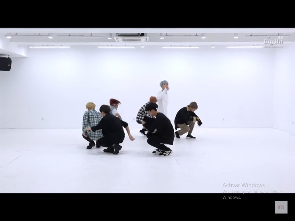 Jambanii's tweet photo. En educacion fisica mi profesor nos hizo hacer patitos por todo el campus entonces me recordo al paso de @BTS_twt #DNA150M y lo peor es que me lo hizo repetir y yo con toda la actitud hasta con ritmo se lo cumplí 😂😎🎉 https://t.co/w2rmeo6Kt8