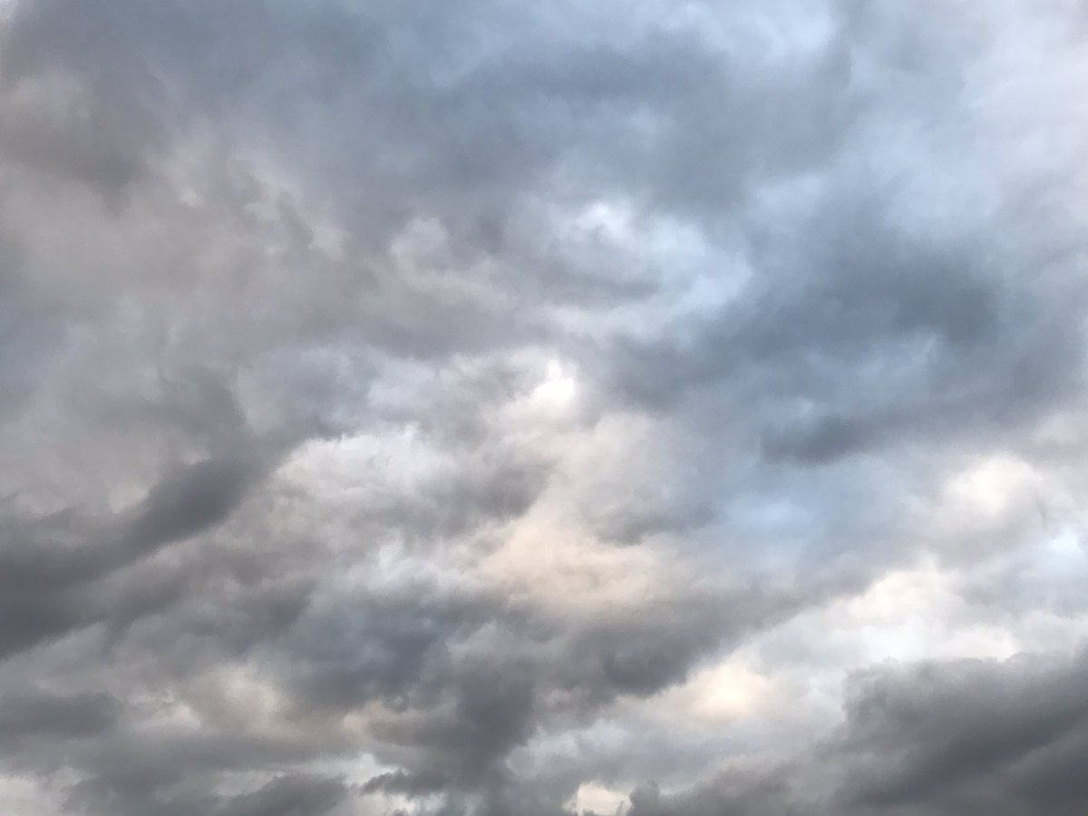 chrisbanaszek's tweet photo. It went from 'partly cloudy' to 'stormy looking clouds' in a matter of minutes. No rain though. #houwx #Houston #Clouds #Stormy #HashtagWhat https://t.co/USGOgWV31c