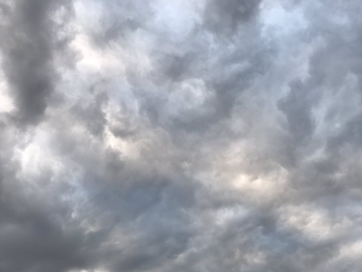 chrisbanaszek's tweet photo. It went from 'partly cloudy' to 'stormy looking clouds' in a matter of minutes. No rain though. #houwx #Houston #Clouds #Stormy #HashtagWhat https://t.co/USGOgWV31c