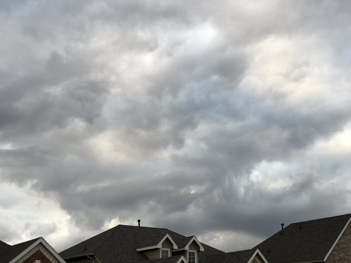 chrisbanaszek's tweet photo. It went from 'partly cloudy' to 'stormy looking clouds' in a matter of minutes. No rain though. #houwx #Houston #Clouds #Stormy #HashtagWhat https://t.co/USGOgWV31c