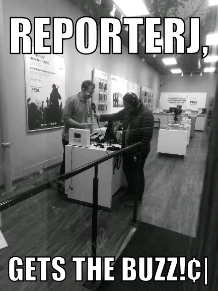Onzelo1's tweet photo. This gentlemen came by to get the #iPhoneX news and got the #Essential #Buzz!!! @EssentialDan @EliSprint @JamesLeeWC @eddie_ewg #Berkeley ๐ฅ#EliteWireless ๐ฅ https://t.co/7Y5BbbdUND