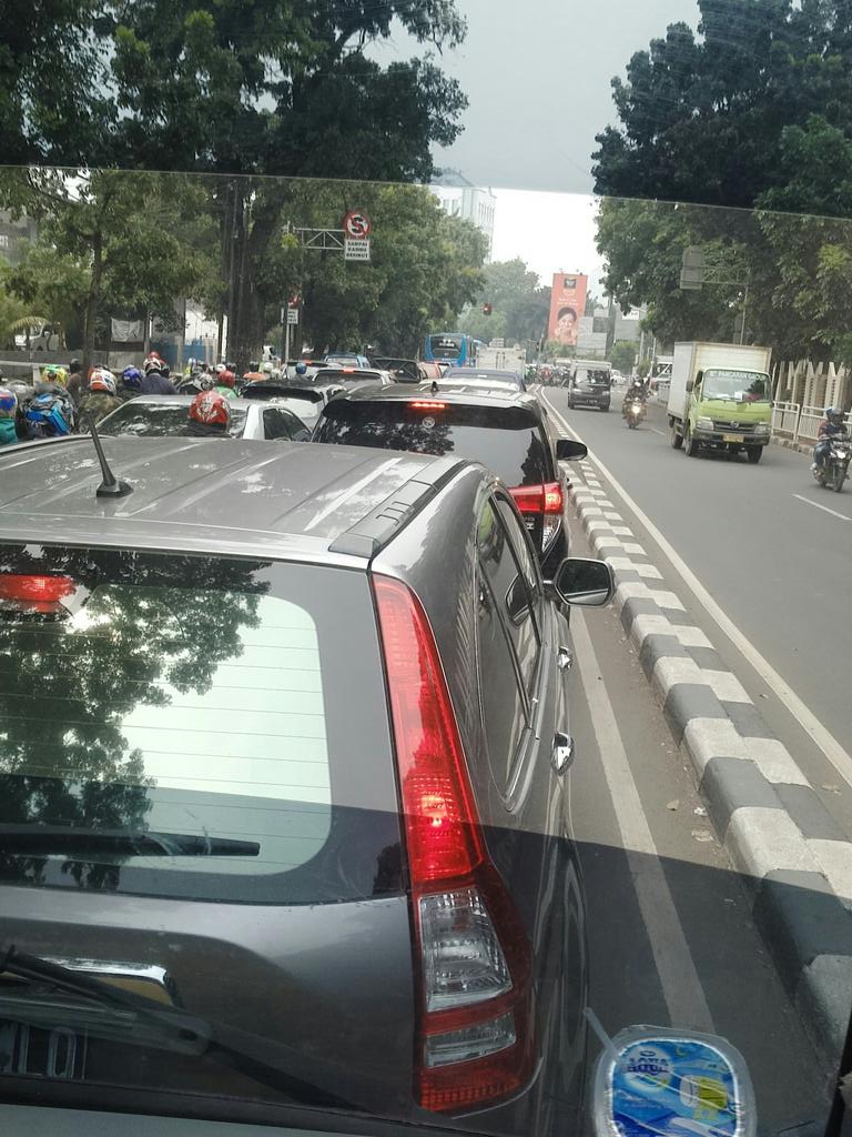 hasballah's tweet photo. Simpang lampu merah taman makam pahlawan kalibata macet total. Cuaca cerah @RadioElshinta https://t.co/evmkrCL7Q8