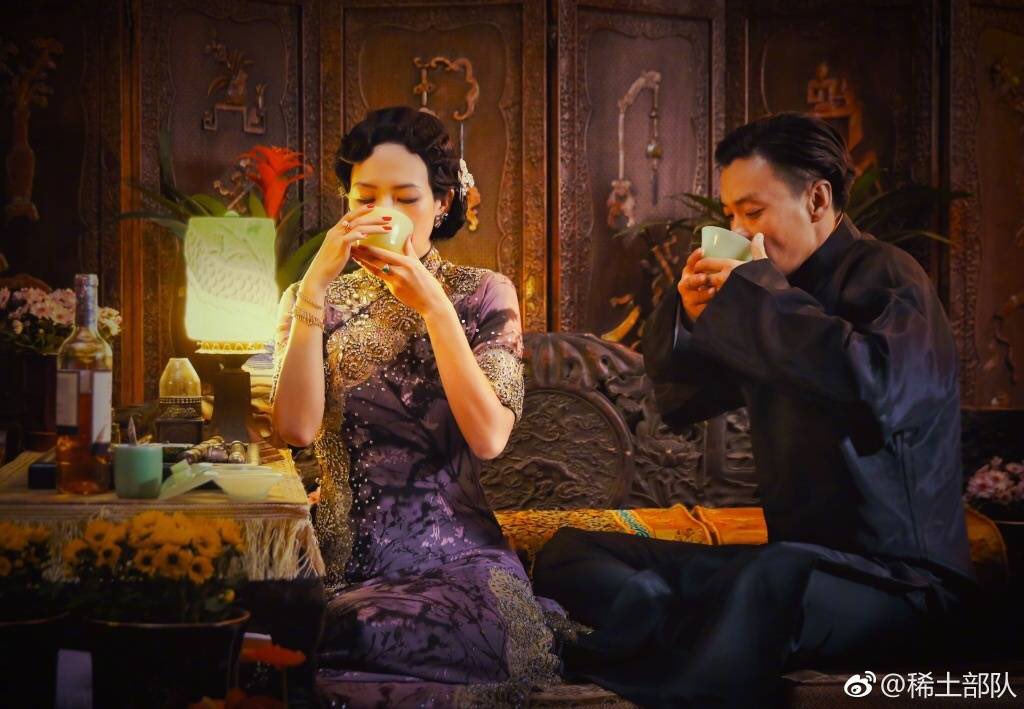 장쯔이 유엽이 심사위원으로 나오는 예능 “배우의탄생”에 장쯔이와 주일위가 다시 재 연기할 무대 영화”연지구” 스틸사진 . 매염방을 연기할...