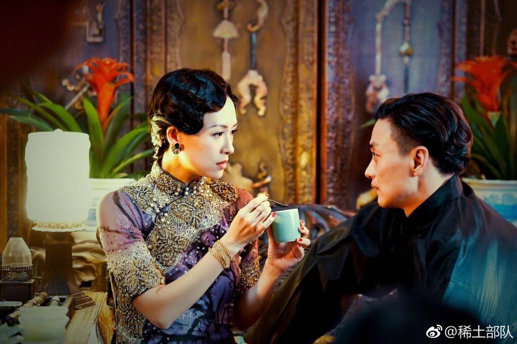 장쯔이 유엽이 심사위원으로 나오는 예능 “배우의탄생”에 장쯔이와 주일위가 다시 재 연기할 무대 영화”연지구” 스틸사진 . 매염방을 연기할...