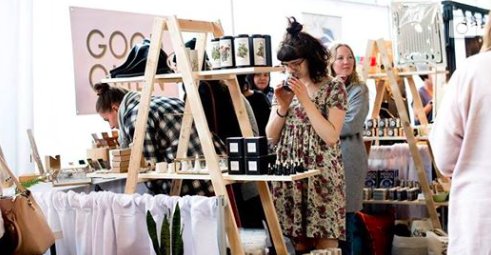 FEW MORE TICKETS LEFT! Grab your First Dibs tickets for an exclusive #refreshmarket preview plus a cocktail and welcome gift from our friends at Nootka &amp; Sea, Friday only from 3 to 4 p.m. Get yours before they're gone 👉🏻 refreshmarket.ca/tickets  #Squamish #refreshmarket