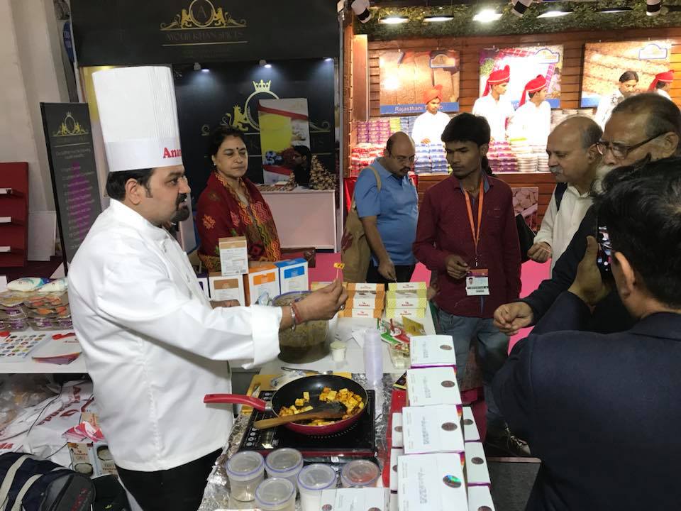 AnandaDairy's tweet image. Visit our stall at Hall Number 18U -05 AH to feel a rich taste of Saag Paneer cooked with Ananda Paneer. 
#AnandaChef #BestPaneer #PaneerDishes #SaagPaneer #IITF2017