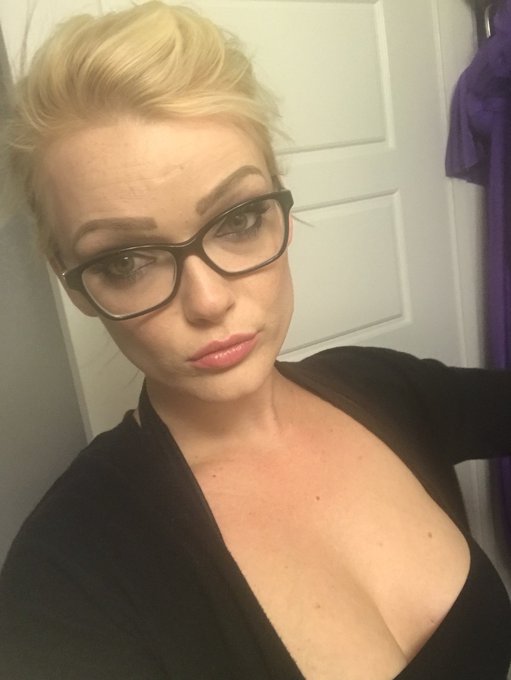 My new glasses https://t.co/YFB0zEg0Dh<a href="/tag/zoeypaige"class="tags"><span>#zoeypaige</span></a>