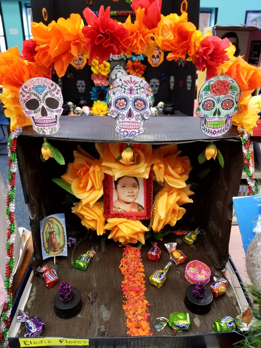 chsLOBOlibrary's tweet image. Beautiful altars created by Chavez HS students to honor family members 💐 Last day of #DayOfTheDead #artexhibit is this Friday, Nov. 17🕯Stop by the #LoboLibrary! 📚 #LoboLiteracy #HISDlibrariesNOW #onlyatchavez #wearechavez