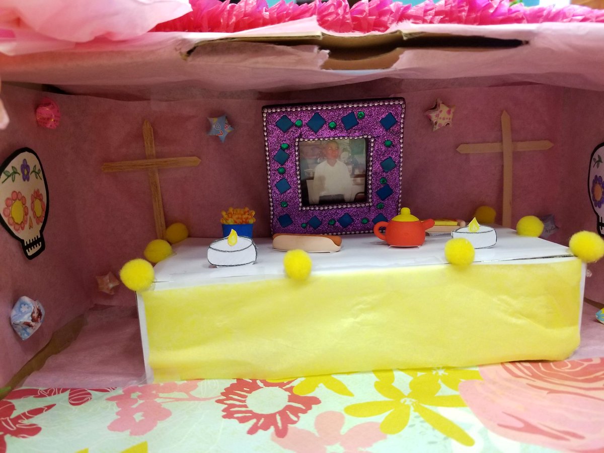 chsLOBOlibrary's tweet image. Beautiful altars created by Chavez HS students to honor family members 💐 Last day of #DayOfTheDead #artexhibit is this Friday, Nov. 17🕯Stop by the #LoboLibrary! 📚 #LoboLiteracy #HISDlibrariesNOW #onlyatchavez #wearechavez