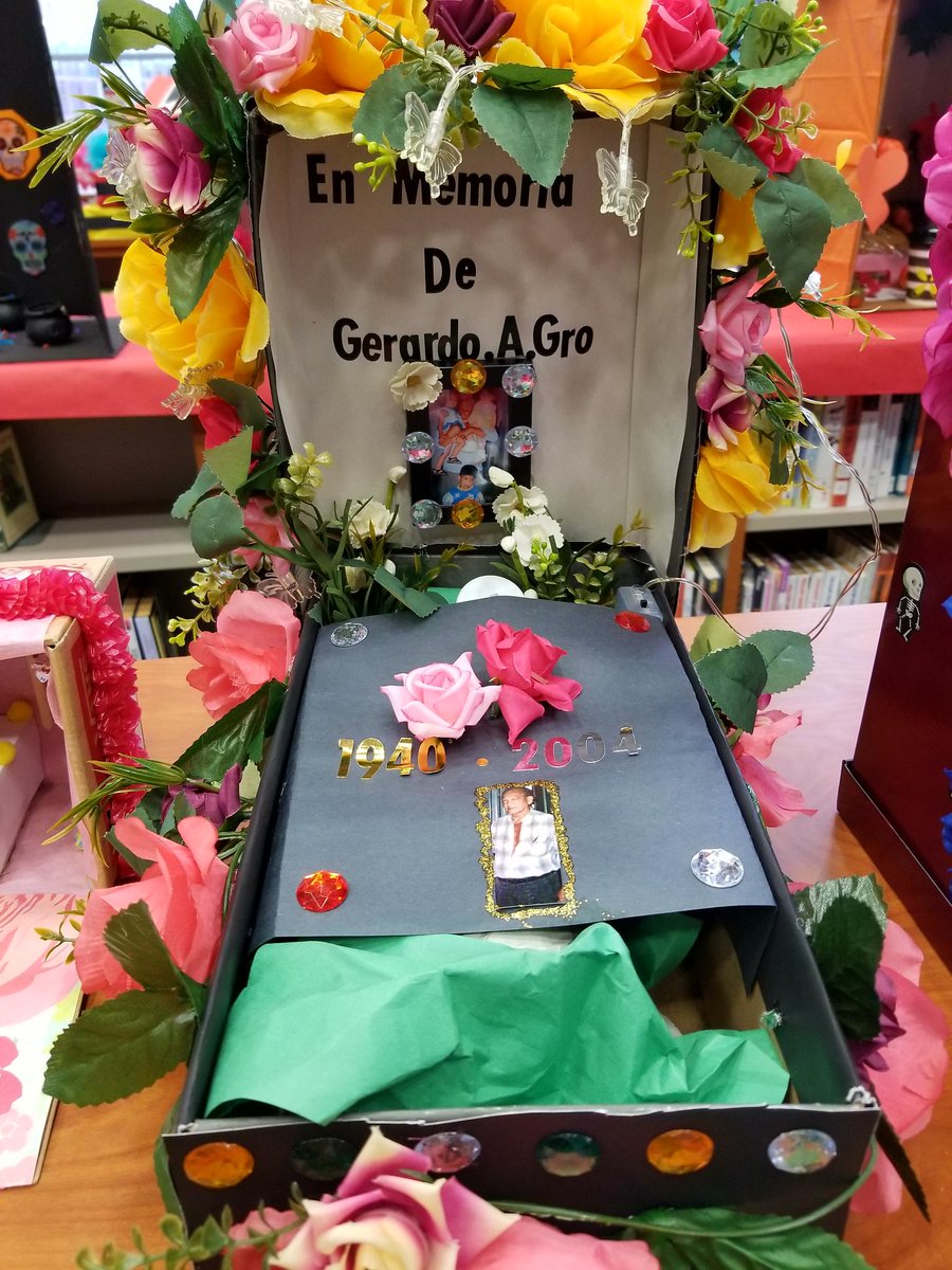 chsLOBOlibrary's tweet image. Beautiful altars created by Chavez HS students to honor family members 💐 Last day of #DayOfTheDead #artexhibit is this Friday, Nov. 17🕯Stop by the #LoboLibrary! 📚 #LoboLiteracy #HISDlibrariesNOW #onlyatchavez #wearechavez