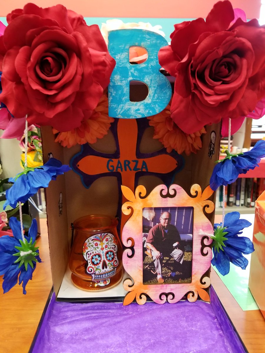 chsLOBOlibrary's tweet image. Beautiful altars created by Chavez HS students to honor family members 💐 Last day of #DayOfTheDead #artexhibit is this Friday, Nov. 17🕯Stop by the #LoboLibrary! 📚 #LoboLiteracy #HISDlibrariesNOW #onlyatchavez #wearechavez