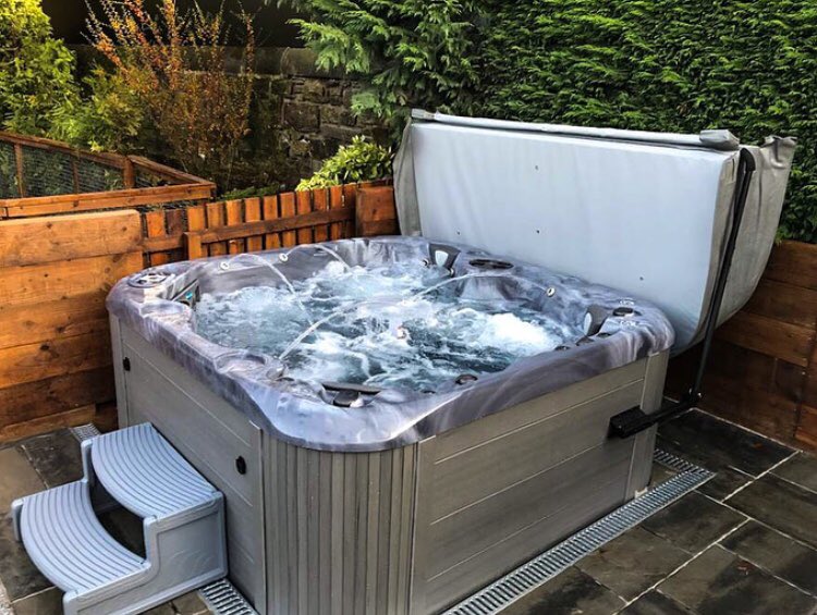 SMP_Ultralift's tweet photo. Gorgeous colour combo (&amp; #Ultralift cover lifter) on this hot tub!! Install and photo credit to @Eagle_Leisure https://t.co/w6WDIHZToW