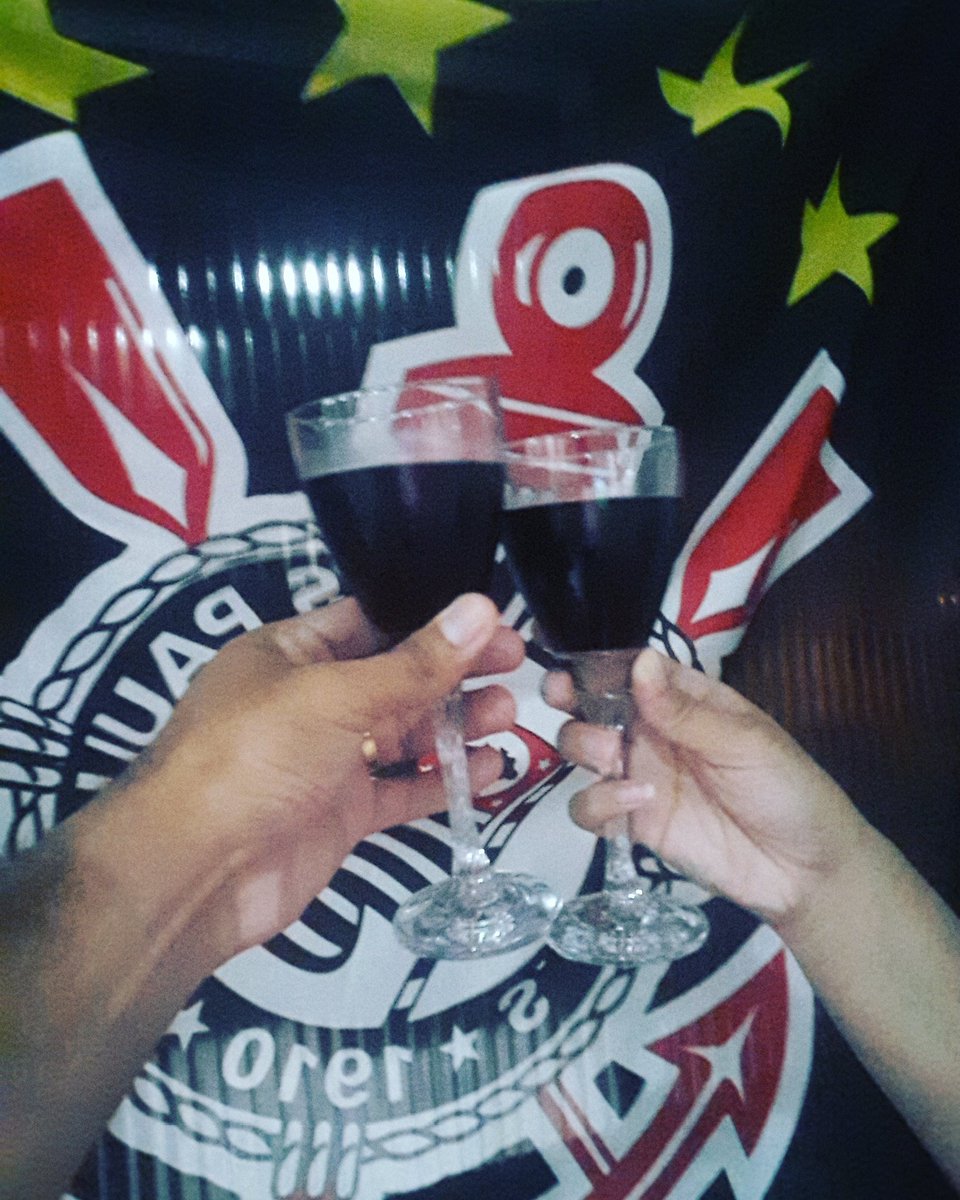 Jullyleal's tweet photo. Brindando com as lágrimas de sangue dos Antis 🏆
Hepta Campeão Brasileiro 🏆🏆🏆🏆🏆🏆🏆
#heptaderespeito #VaiCorinthians #festanafavela #Corinthians #Brasileirao2017 #choraantis https://t.co/fizGpx7Mvb