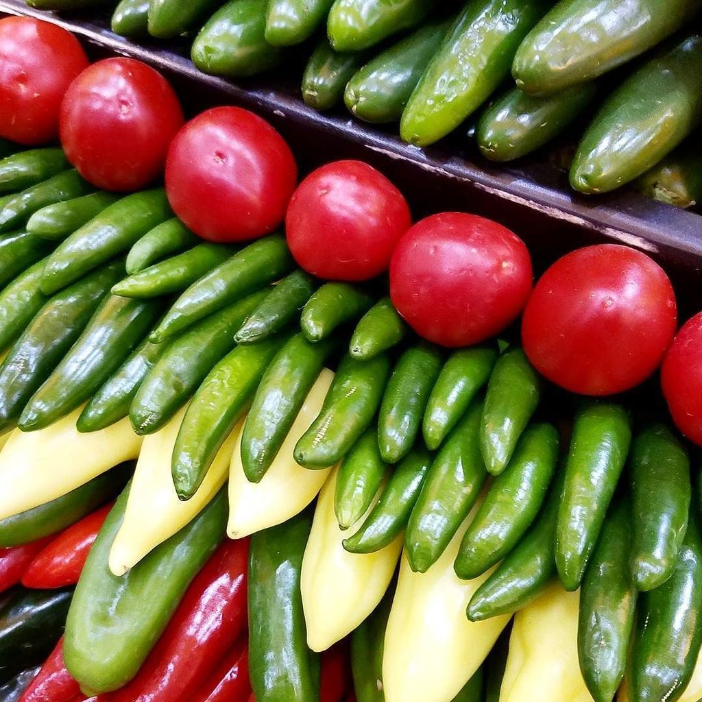 HeatherLMcCurdy's tweet photo. This pepper display at @pmarketingassoc #FreshSummit @melissasproduce makes me think of a Christmas tree...a very tasty one.

#TeamFreshSummit #produce #peppers #spicy #sweet #freshproduce #eattherainbow #veggies https://t.co/GRU9khnTHu https://t.co/XAROVCBdja