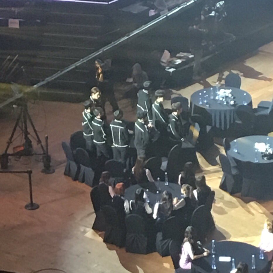 rulerofwind_sh's tweet image. When yoona and super junior won, they stood up and wait for them to finish their speech before sitting, to be a great sunbae you must be a respectful hoobae also 💕