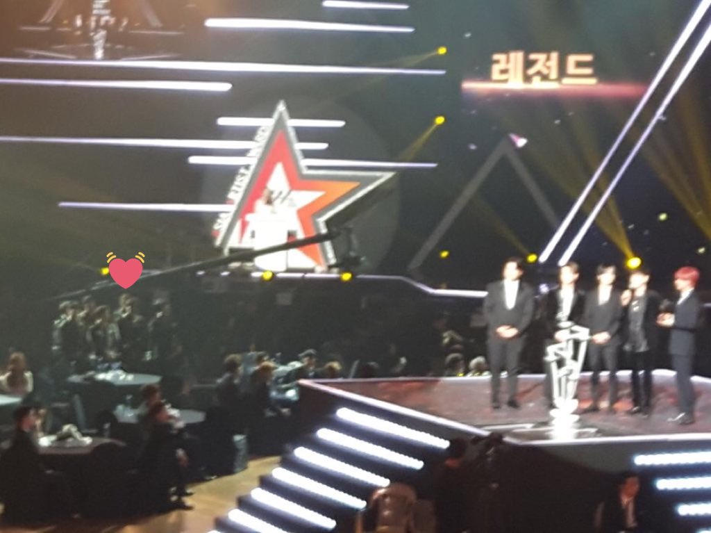 rulerofwind_sh's tweet image. When yoona and super junior won, they stood up and wait for them to finish their speech before sitting, to be a great sunbae you must be a respectful hoobae also 💕