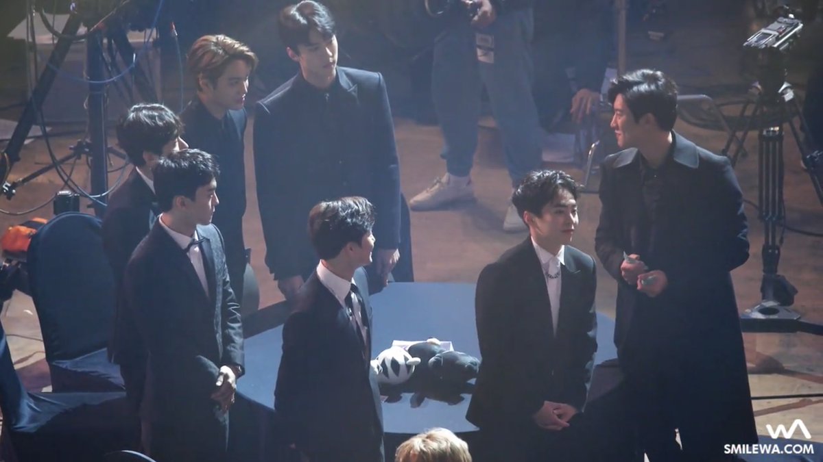 rulerofwind_sh's tweet image. When yoona and super junior won, they stood up and wait for them to finish their speech before sitting, to be a great sunbae you must be a respectful hoobae also 💕