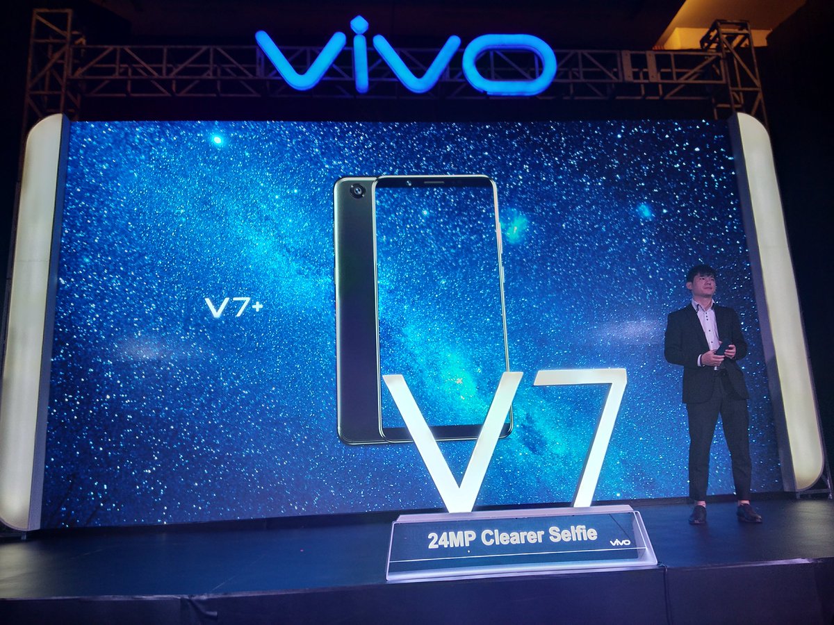 vivo_indonesia's tweet photo. Presentasi produk Vivo oleh Bapak Eric Ye, Product Director PT Vivo Mobile Indonesia #VivoV7 #ClearerSelfie #PerfectCamera https://t.co/6tZm22pq15
