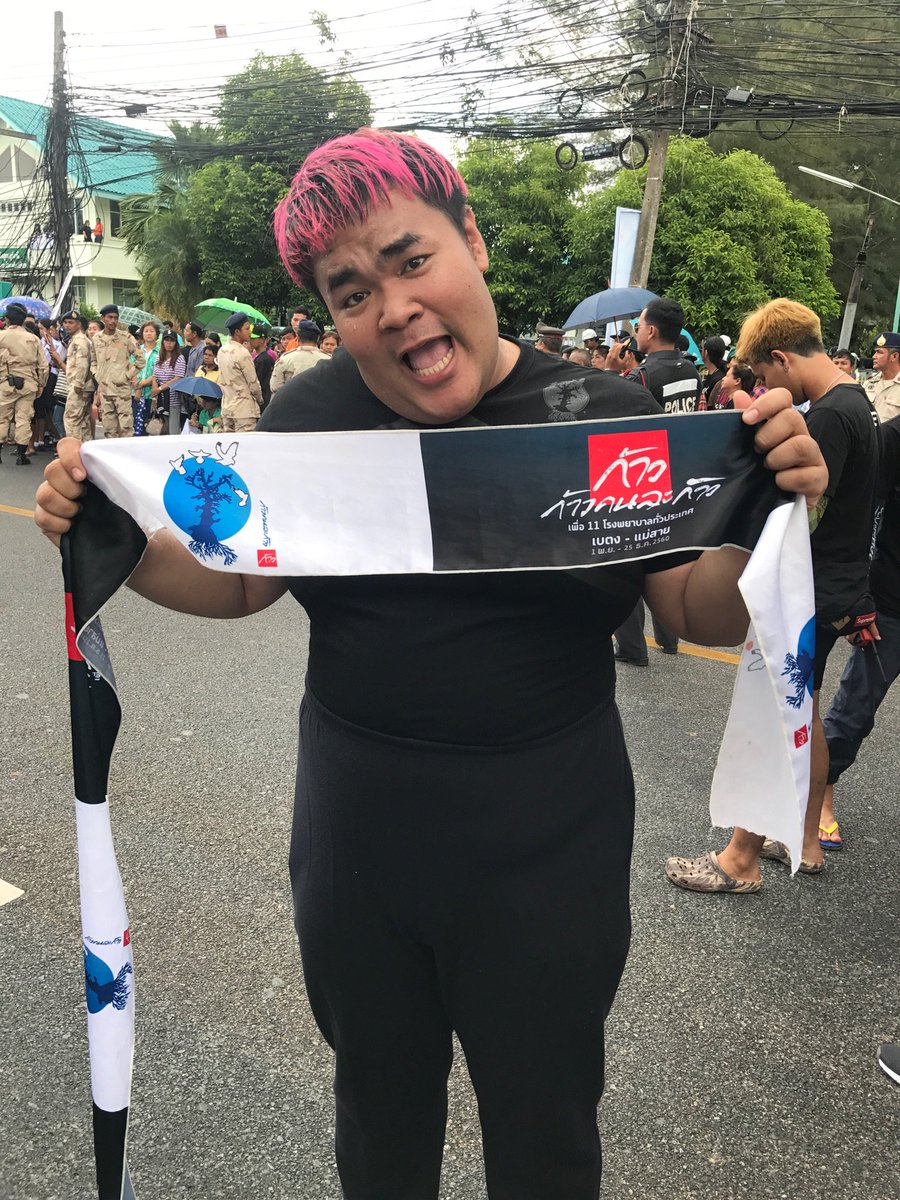 น้องเปียกไปทั้งร่างจย้า น้องแค่ยืน ยังไม่ได้ก้าวเลยจย้า ถ้าน้องก้าว น้ำน่าจะท่วมจย้า #นี่เพื่อนเอง #ก้าวคนละก้าว #น้องขี้ถาปะนี่รายงาน