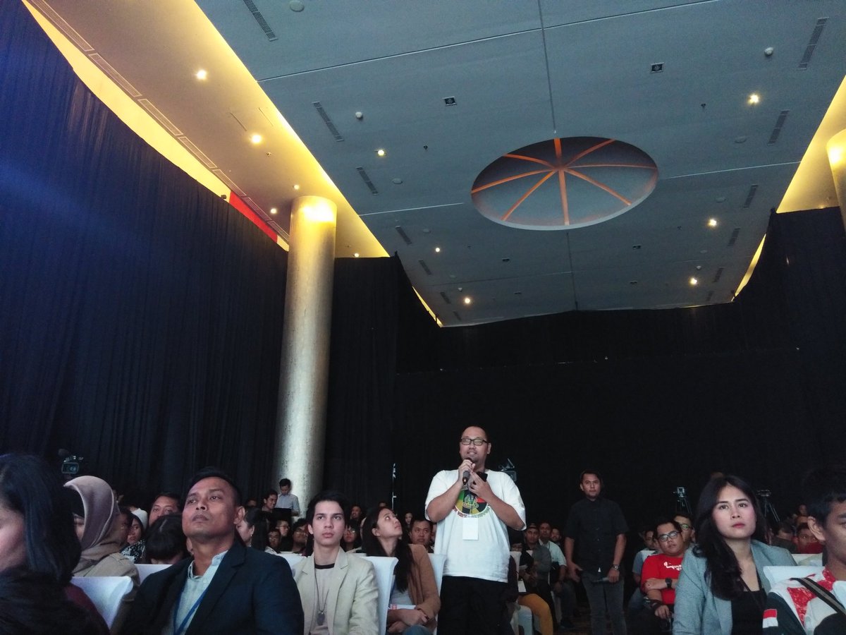 vivo_indonesia's tweet photo. MC mengundang seluruh pembicara naik ke atas panggung dan mempersilahkan rekan-rekan media untuk mengajukan pertanyaan #VivoV7 #ClearerSelfie #PerfectCamera https://t.co/dONKXQ1OmZ