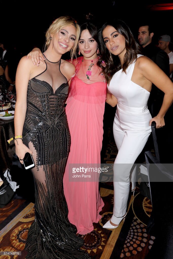 JucaDream's tweet photo. 📸 | Mais alguns clicks da @Anitta com a @Camila_Cabello e @LelePons, no Person of the Year. #AnittaEnElLatinGrammy #LatinGrammy https://t.co/gAyMAEwaPe