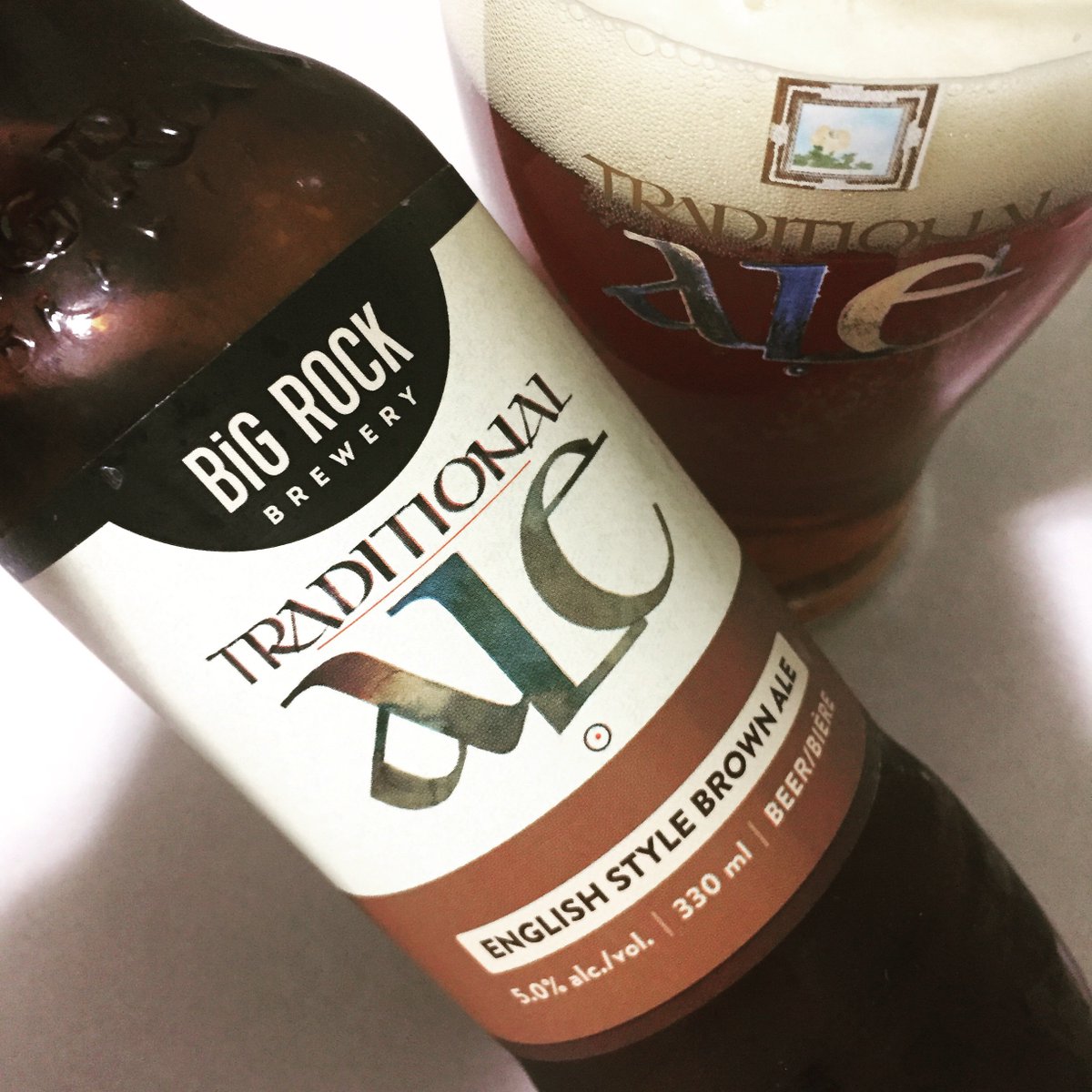 cdnbeernews's tweet photo. New #CanadianBeerNotes review - revisiting @BigRockBrewery Traditional Ale after quite some time and finding it to be just as enjoyable now as it was back in the day: https://t.co/5uUwv1pkj8 #ABCraftBeer #startanewTRADition https://t.co/MzUOE6p4Vo