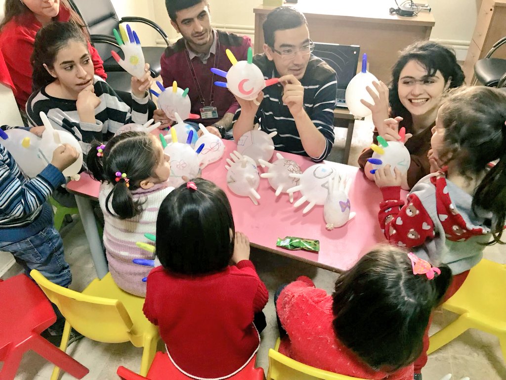 KizilayTM's tweet photo. Ankara #ToplumMerkezi
Çocuk Etkinlik Alanı faydalanıcıları balonlarla sayıları ve renkleri eğlenerek öğrendi. #eudelegationturkey #eunear #eutfsyria @EUDelegationTur https://t.co/ZCXG7tbXzd