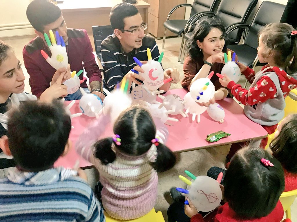 KizilayTM's tweet photo. Ankara #ToplumMerkezi
Çocuk Etkinlik Alanı faydalanıcıları balonlarla sayıları ve renkleri eğlenerek öğrendi. #eudelegationturkey #eunear #eutfsyria @EUDelegationTur https://t.co/ZCXG7tbXzd
