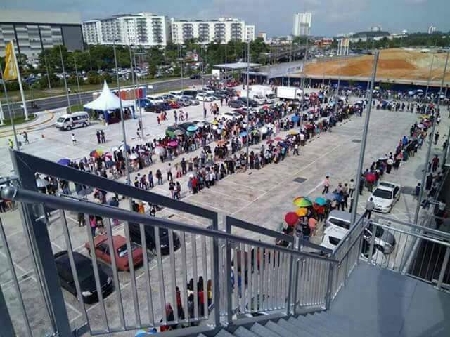 LuSengat's tweet photo. @chedetofficial Bersabarlah Tun... zaman Tun dulu rakyat tak semewah begini. Ada KLCC pn hanya berfungsi sbg tmpt ambek gambor. Zaman Najib rakyat blh beratur nak masuk IKEA. Bukan sbb nak ambek gambor, tp nak shopping. Diulang, nak shopping.

Walaupun ada GST 6% tp seramai ni rakyat pi shopping https://t.co/Gdg9enxA8D