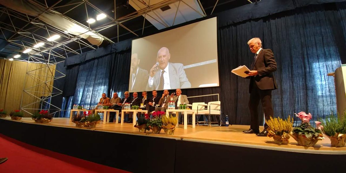 CSOItaly's tweet photo. Esperti del settore nella tavola rotonda su tecniche mirate all’aumento delle rese e alla ricerca della forma tipica dell’Abate.
#UNIBO #FruitNetSystem #Agrintesa #FruitModena #ZanziVivai #SalviVivai #MazzoniVivai #CSOItaly #OIpera #WorldPearForum #FuturPera #Ferrara #pera #pear https://t.co/xcO4BSzlpZ